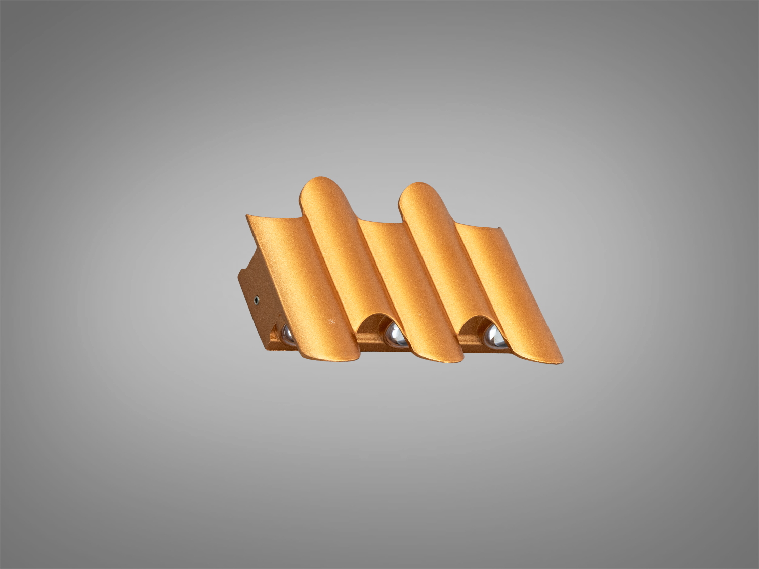 Компактний настінний світильник з металевим корпусом, має три вигнуті секції для рівномірного розподілу світла в інтер′єрі.