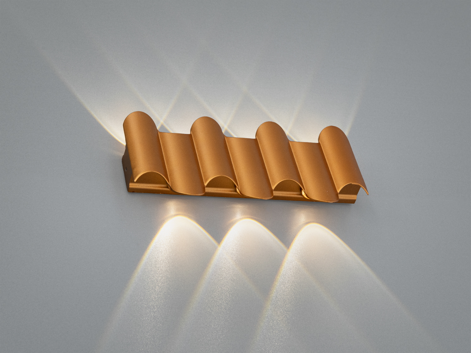 Настінний світильник з хвилястою формою, що створює м′яке світло. Виготовлений з металу, підходить для сучасного інтер′єру.