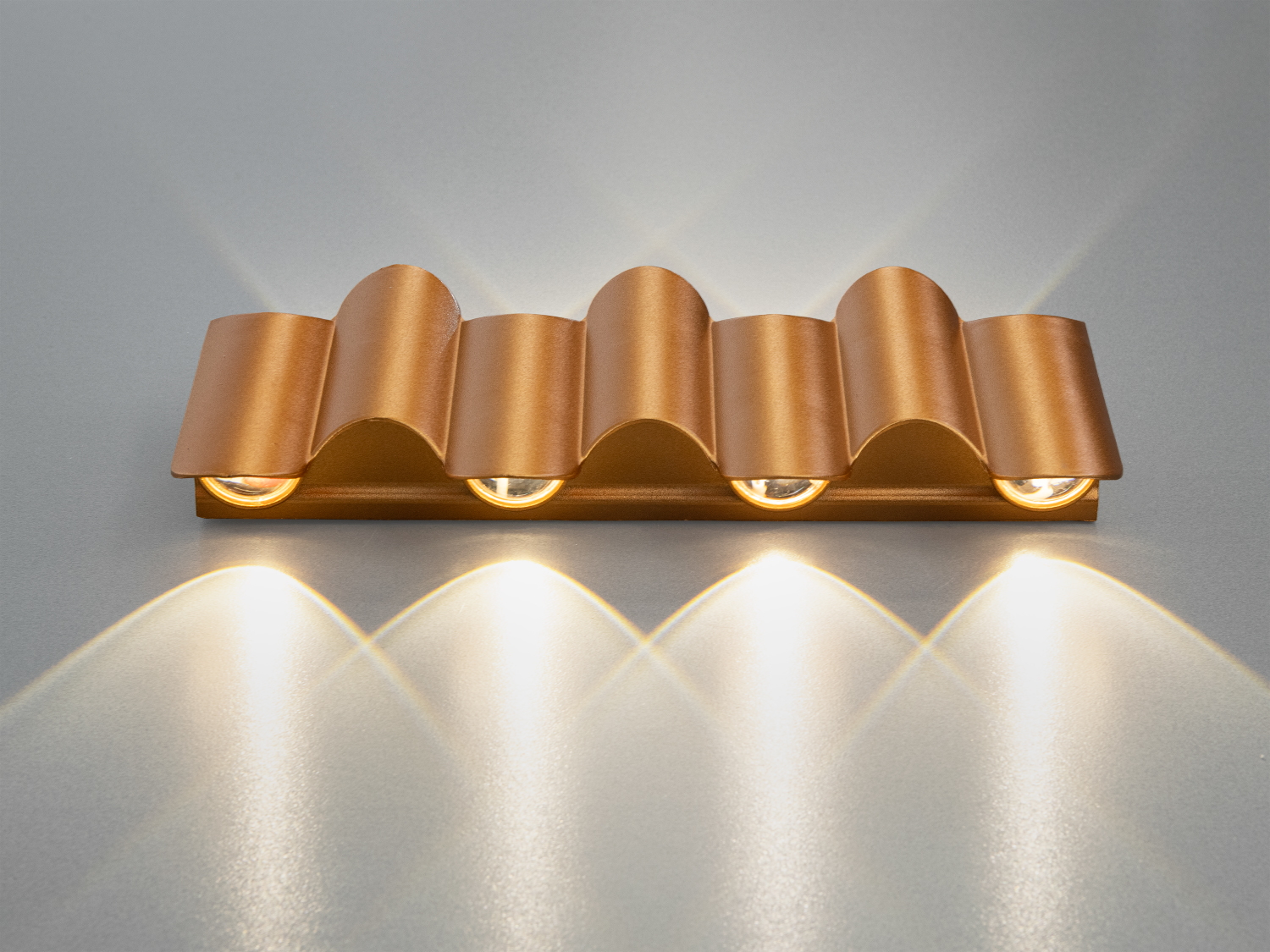 Світильник з хвилястим дизайном, що випромінює тепле світло вниз. Ідеальний для монтажу на стіну в житлових приміщеннях.