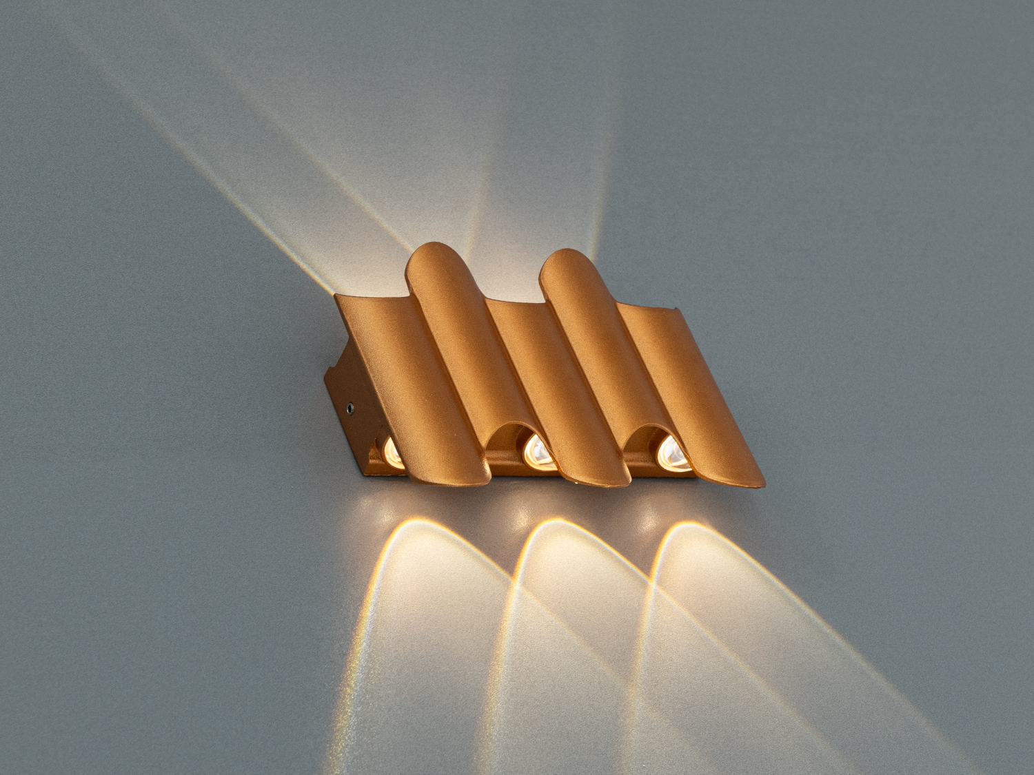 Бронзовий фасадний LED світильник Diasha 5 W з up down світлом і металевим корпусом. Підходить для архітектурної підсвітки фасадів і стін інтер’єру, керування — настінний вимикач.