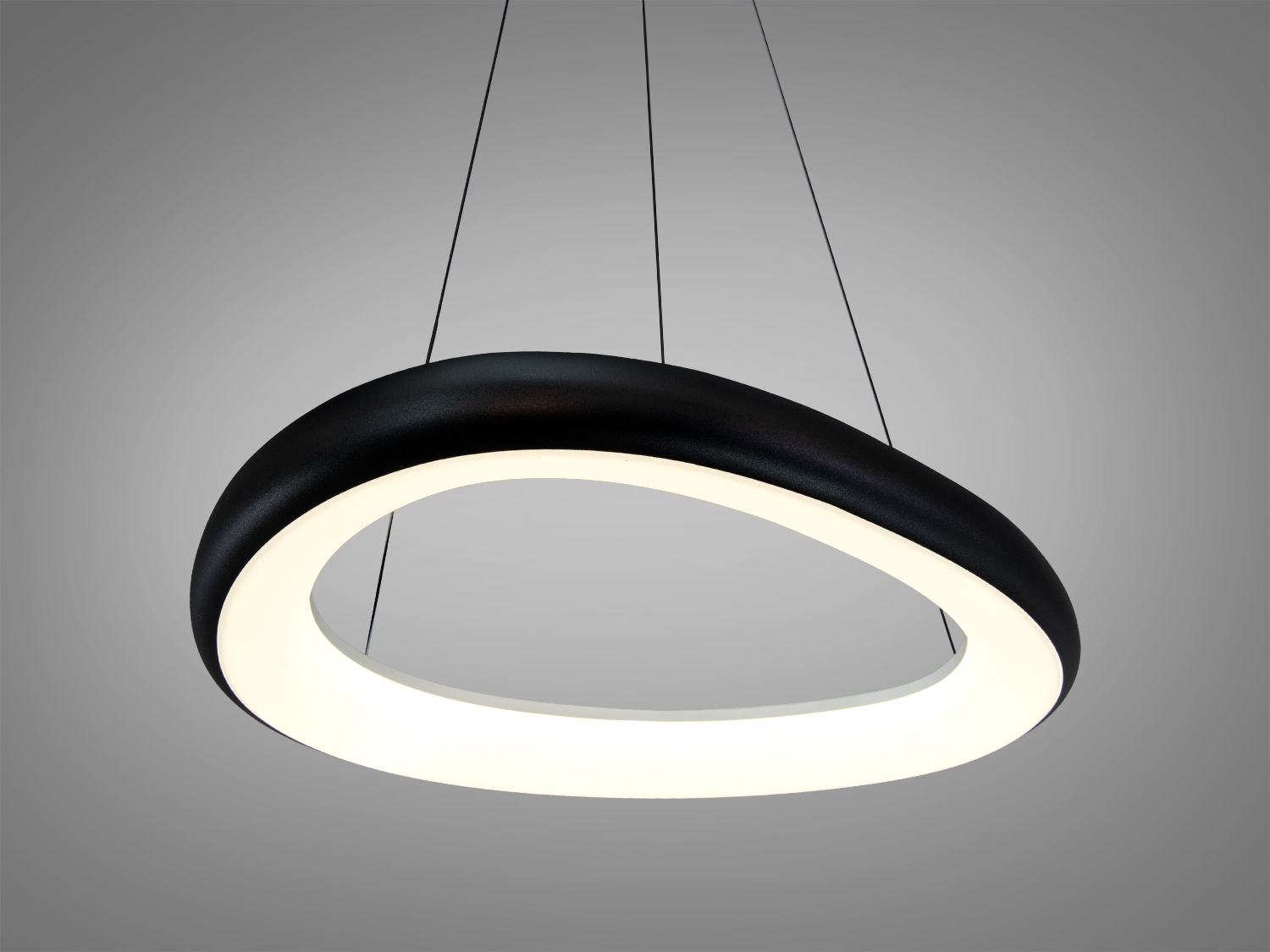 Підвісний світильник з органічною формою, чорний корпус, підвішений на тросах. Підходить для мінімалістичного дизайну.