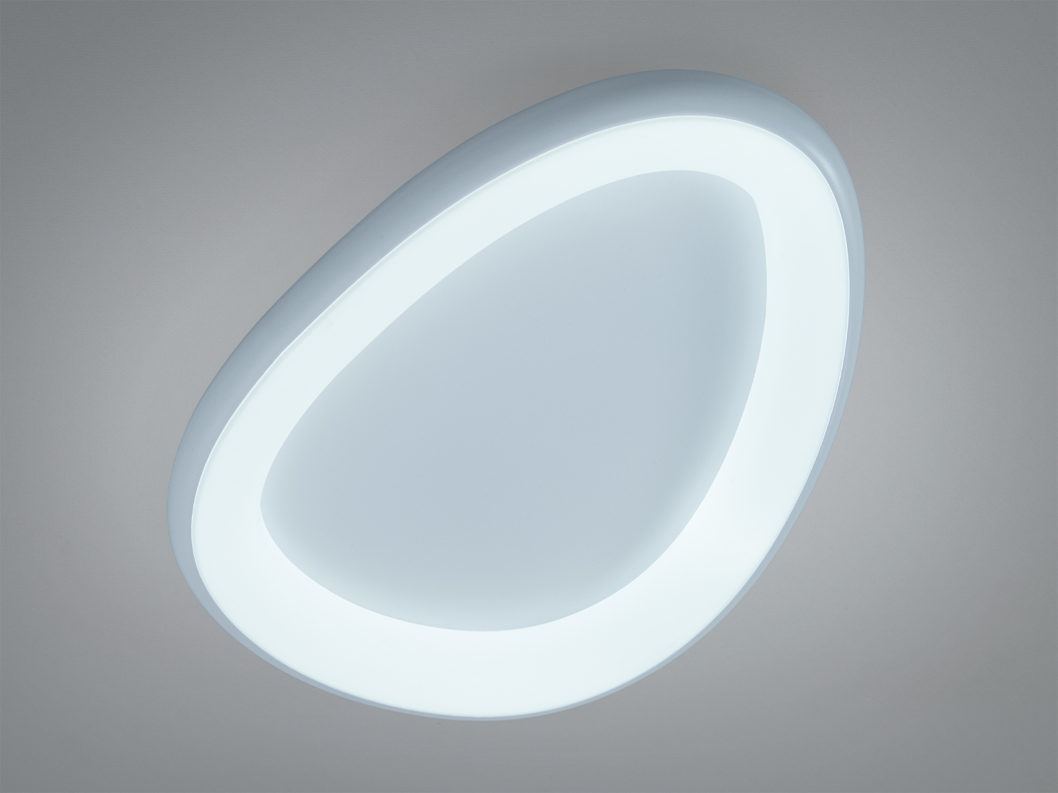 Овальний світильник з яскравим білим світлом, призначений для стельового монтажу в офісних приміщеннях.