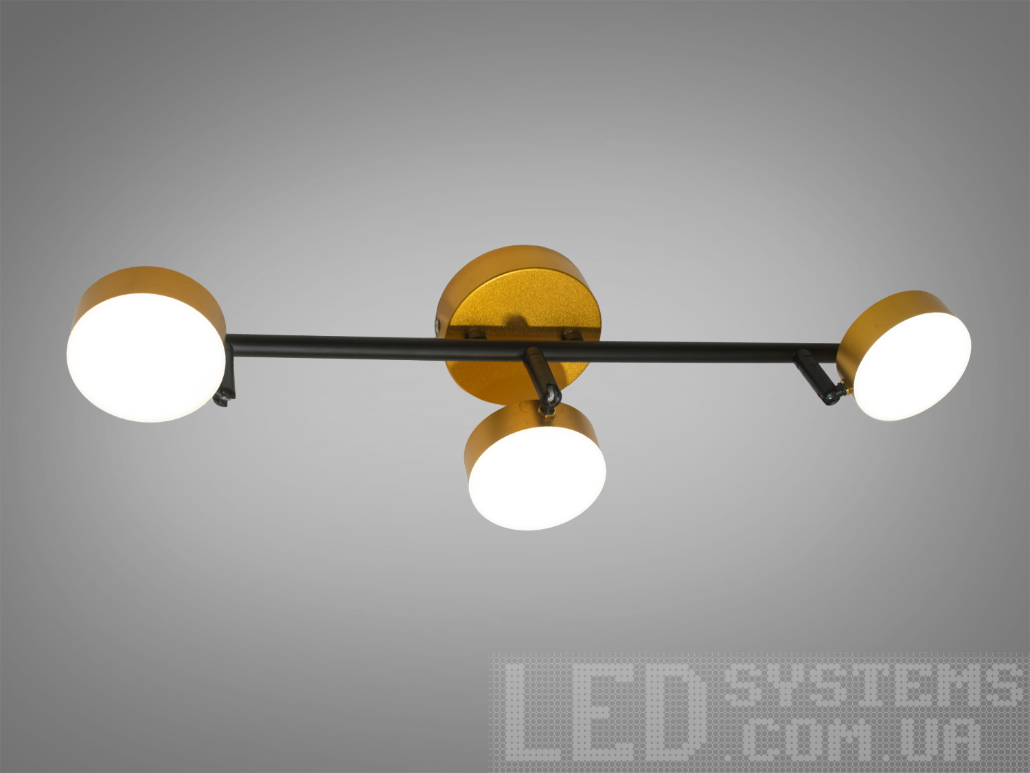 Стельова лампа з трьома круглими світильниками, золотистий корпус, чорна основа. Ідеальна для освітлення вітальні чи офісу.