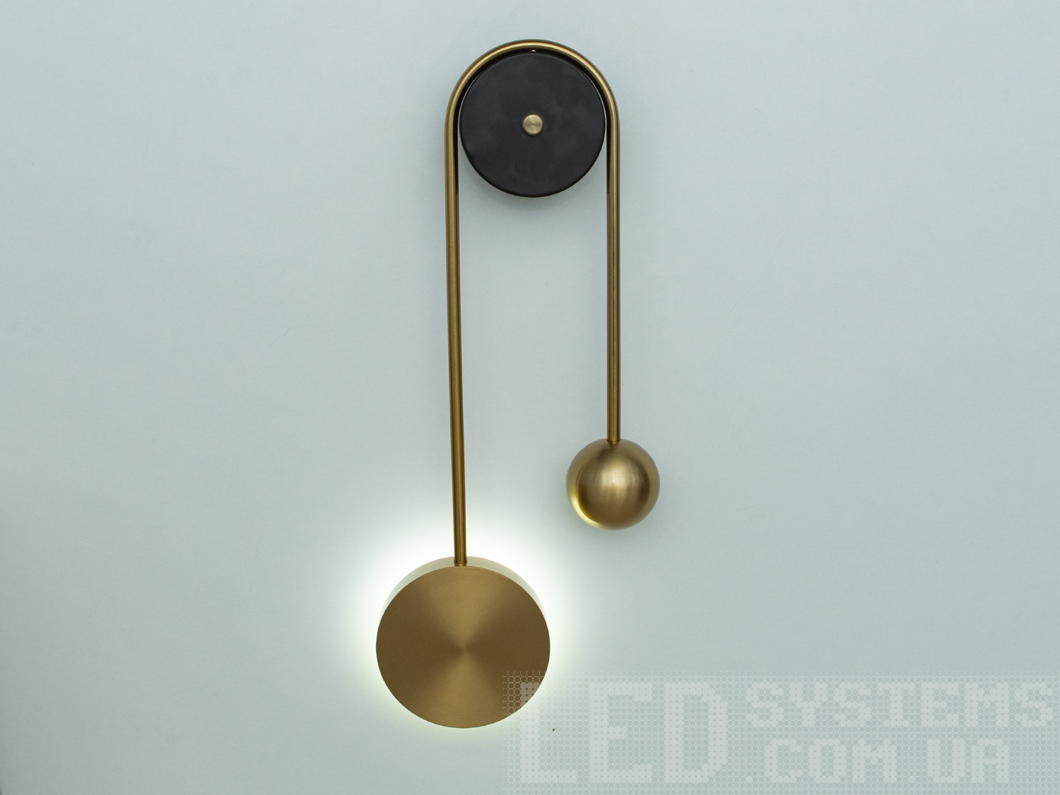 Така люстра запросто підійде під будь-який інтер'єр - класичний, сучасний і навіть в стилі &laquo;хай-тек&raquo;. Регульовані кріплення дозволяють вибудувати кожному свій неповторний малюнок з кілець. Така люстра може стати як центральним освітленням для залу або кухні, так і відмінним рішенням для освітлення сходового холу. Люстра з світлодіодних кілець дозволяє розподілити світло по всій своїй висоті рівномірно на відміну від 