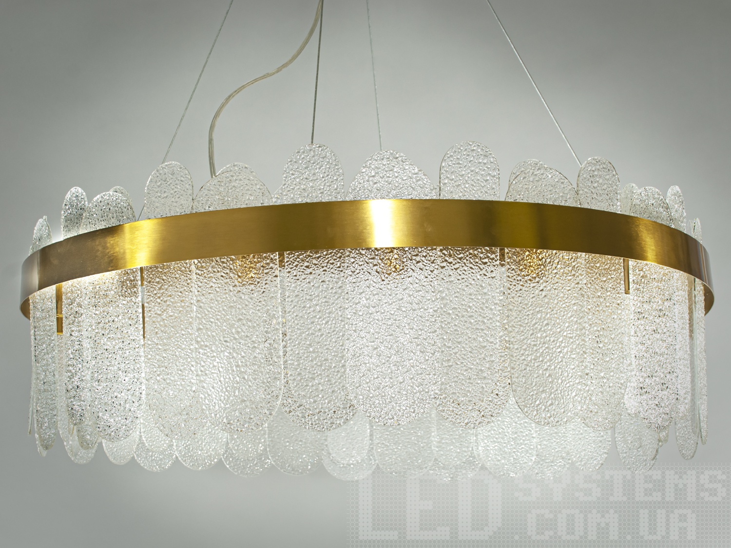 Нові ексклюзивні люстри представлені на нашому сайті готові осяяти своїм блиском квартири українців. Ми раді представити колекцію сучасних люстр під класичну лампу або економку, які ідеально підійдуть для невеликих кімнат, і навіть для низьких стель.
Кришталева люстра під лампочку із цоколем G9. Безліч непомітних ламп формату G9 максимально рівномірно висвітлюю і скляні підвіски на люстри та ваше приміщення. Люстра спеціально розроблена під світлодіодні лампи стандарту G9.
Увага. Вага люстри 17кг.