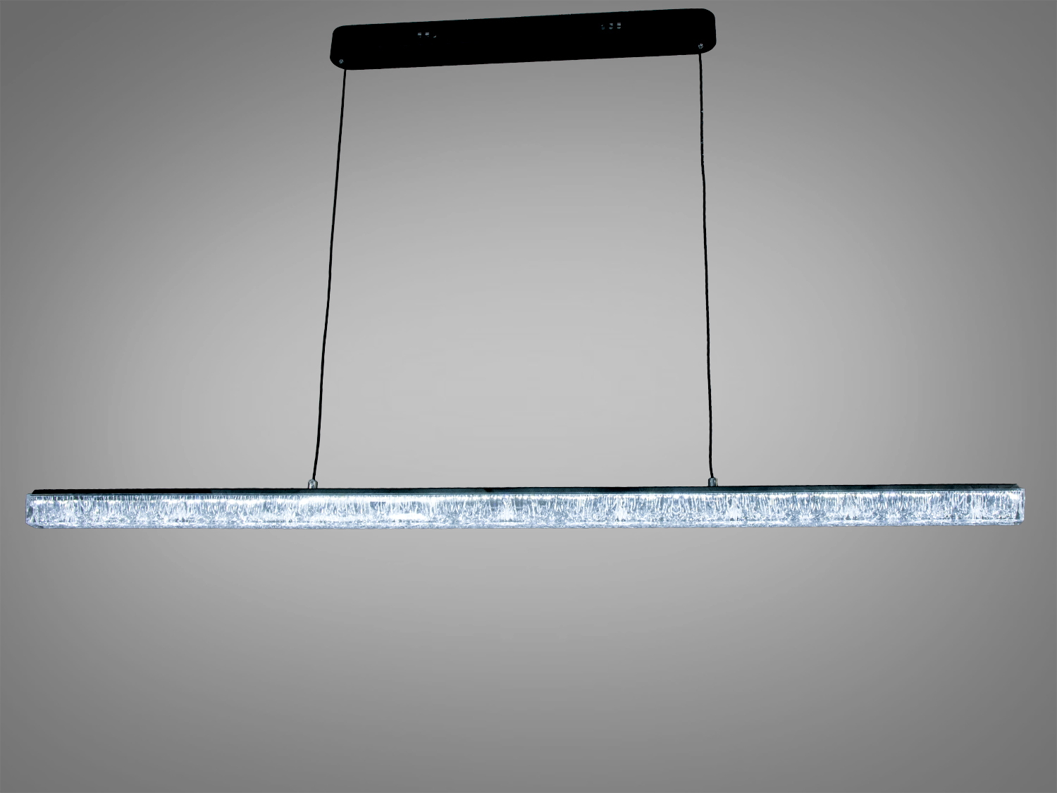 Підвісний світильник з прямокутним корпусом, оснащений прозорим розсіювачем. Ідеально підходить для сучасного інтер′єру.