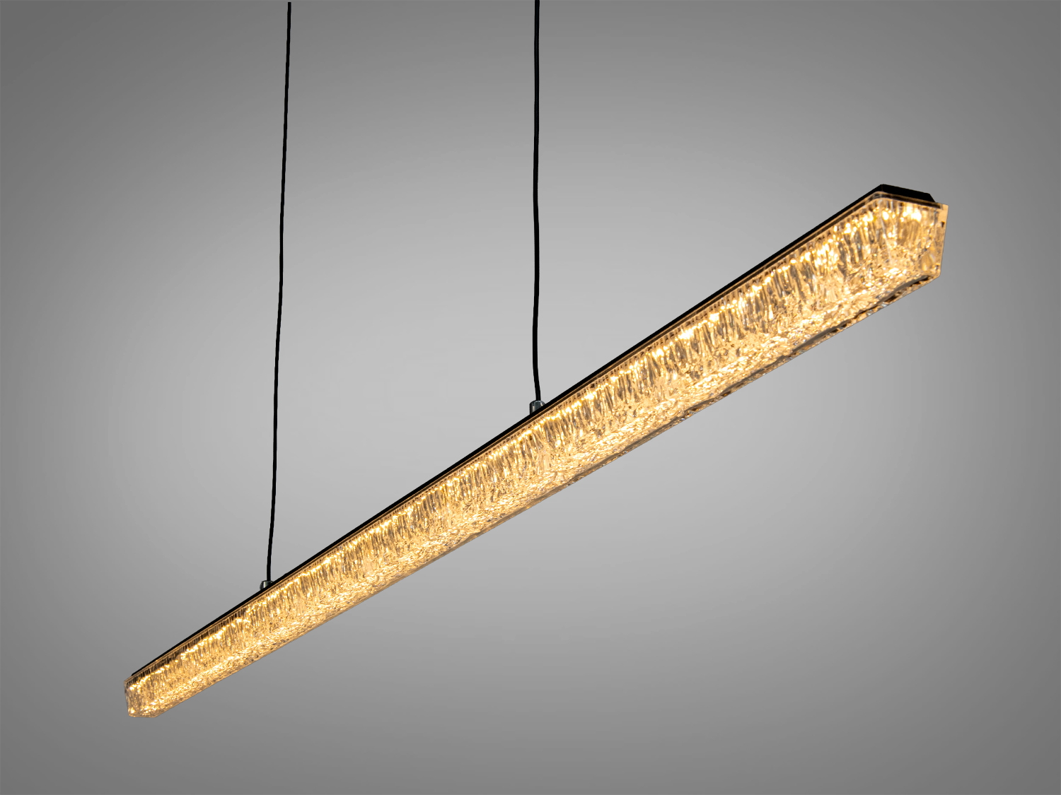 Лінійний світильник з теплим світлом, підвішений на двох тросах. Підходить для освітлення робочих зон.