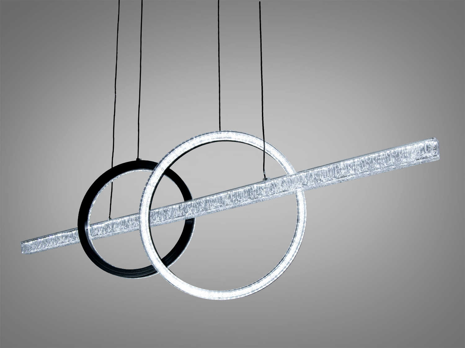 Підвісний світильник з двома кільцями, що перетинаються, та горизонтальною планкою. Підходить для сучасних просторів.