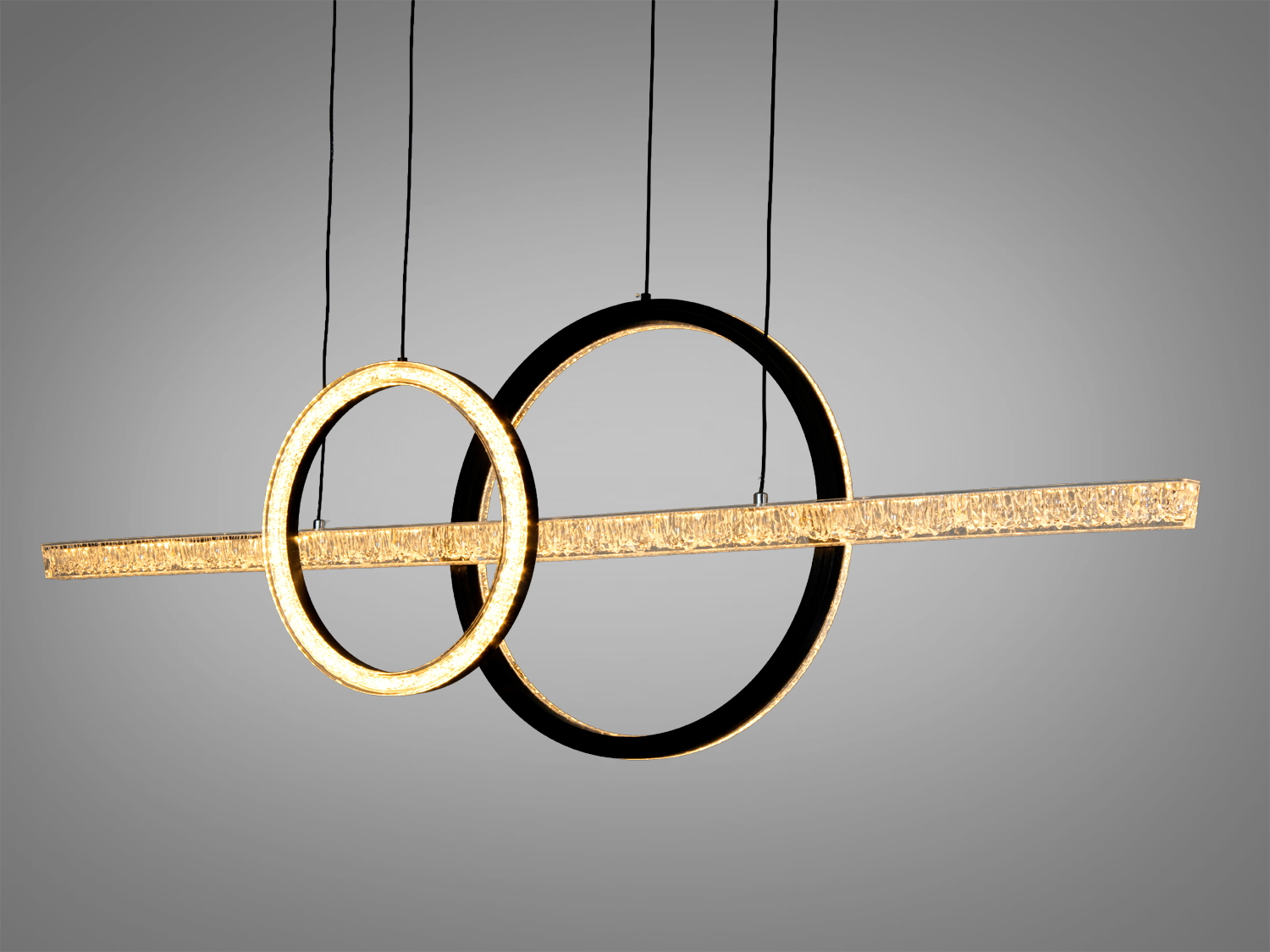 Сучасний підвісний світильник з двома кільцями та горизонтальною планкою, випромінює тепле світло.