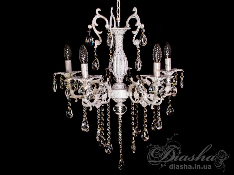 Назва люстри відображає всю її суть. У ній дійсно все витончено. І підвісний золотий ланцюг з плетеною ажурною підставою, і плавні вигини металевої конструкції, що відтінені перламутровим напиленням, і дивовижні плафони з перламутровими вставками... Вона чудово буде виглядати в будь-якій кімнаті Вашого будинку. А може стати гідною прикрасою ресторану, готелю, магазину та ін. Прекрасні і високоякісні люстри цієї моделі зі звичайними лампами розжарювання, &laquo;економки&raquo; або сучасними понад-економними світлодіодними лампами на патрон Е14 внесуть класичні нотки в будь-який інтер'єр. Ви також можете не турбуватися про висоту стель у своєму приміщенні. Довжину підвісу можна з легкістю відрегулювати і самостійно.
Подібні люстри ідеально підходять як до класичних, так і до сучасних інтер'єрів. Легкість, легкость, елегантність представленої тут люстри справлять незабутнє враження на будь-якого з Вас.