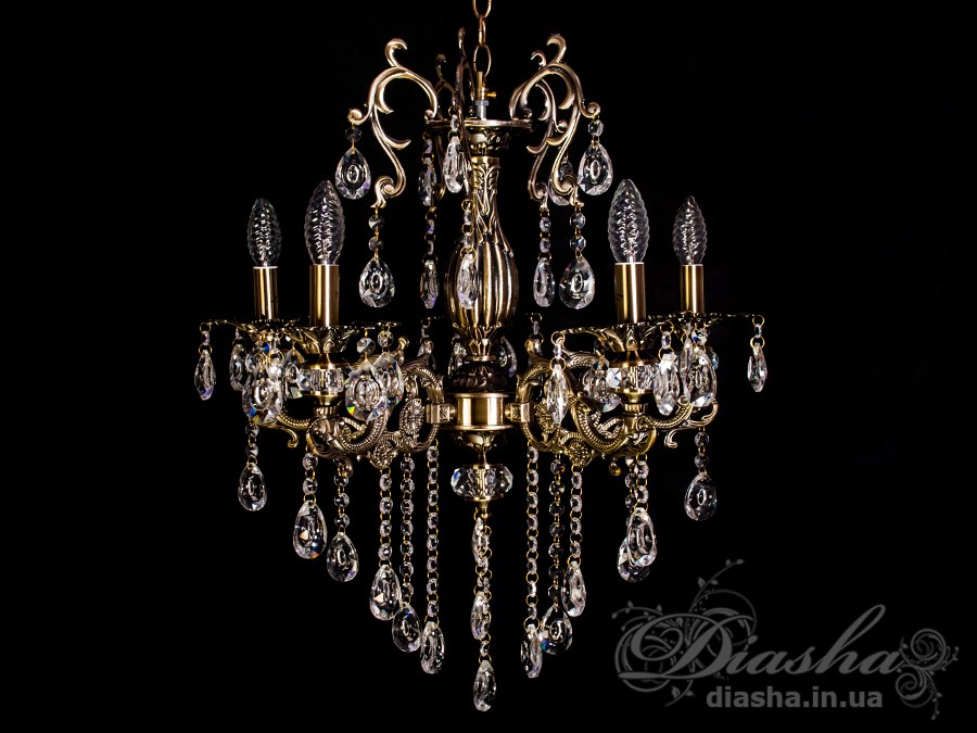 Назва люстри відображає всю її суть. У ній дійсно все витончено. І підвісний золотий ланцюг з плетеною ажурною підставою, і плавні вигини металевої конструкції, що відтінені перламутровим напиленням, і дивовижні плафони з перламутровими вставками... Вона чудово буде виглядати в будь-якій кімнаті Вашого будинку. А може стати гідною прикрасою ресторану, готелю, магазину та ін. Прекрасні і високоякісні люстри цієї моделі зі звичайними лампами розжарювання, &laquo;економки&raquo; або сучасними понад-економними світлодіодними лампами на патрон Е14 внесуть класичні нотки в будь-який інтер'єр. Ви також можете не турбуватися про висоту стель у своєму приміщенні. Довжину підвісу можна з легкістю відрегулювати і самостійно.
Подібні люстри ідеально підходять як до класичних, так і до сучасних інтер'єрів. Легкість, легкость, елегантність представленої тут люстри справлять незабутнє враження на будь-якого з Вас.