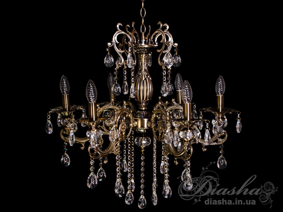 Назва люстри відображає всю її суть. У ній дійсно все витончено. І підвісний золотий ланцюг з плетеною ажурною підставою, і плавні вигини металевої конструкції, що відтінені перламутровим напиленням, і дивовижні плафони з перламутровими вставками... Вона чудово буде виглядати в будь-якій кімнаті Вашого будинку. А може стати гідною прикрасою ресторану, готелю, магазину та ін. Прекрасні і високоякісні люстри цієї моделі зі звичайними лампами розжарювання, &laquo;економки&raquo; або сучасними понад-економними світлодіодними лампами на патрон Е14 внесуть класичні нотки в будь-який інтер'єр. Ви також можете не турбуватися про висоту стель у своєму приміщенні. Довжину підвісу можна з легкістю відрегулювати і самостійно.
Подібні люстри ідеально підходять як до класичних, так і до сучасних інтер'єрів. Легкість, легкость, елегантність представленої тут люстри справлять незабутнє враження на будь-якого з Вас.