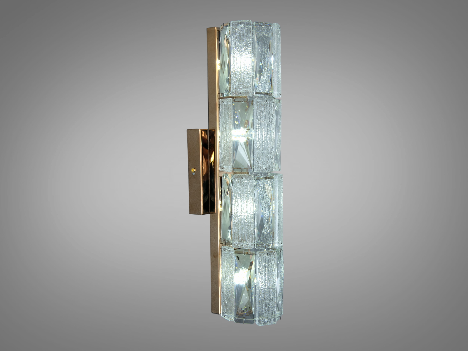 Настінний світильник з прозорими кришталевими елементами, що створюють м′яке розсіювання світла. Вертикальна форма підходить для вузьких просторів.