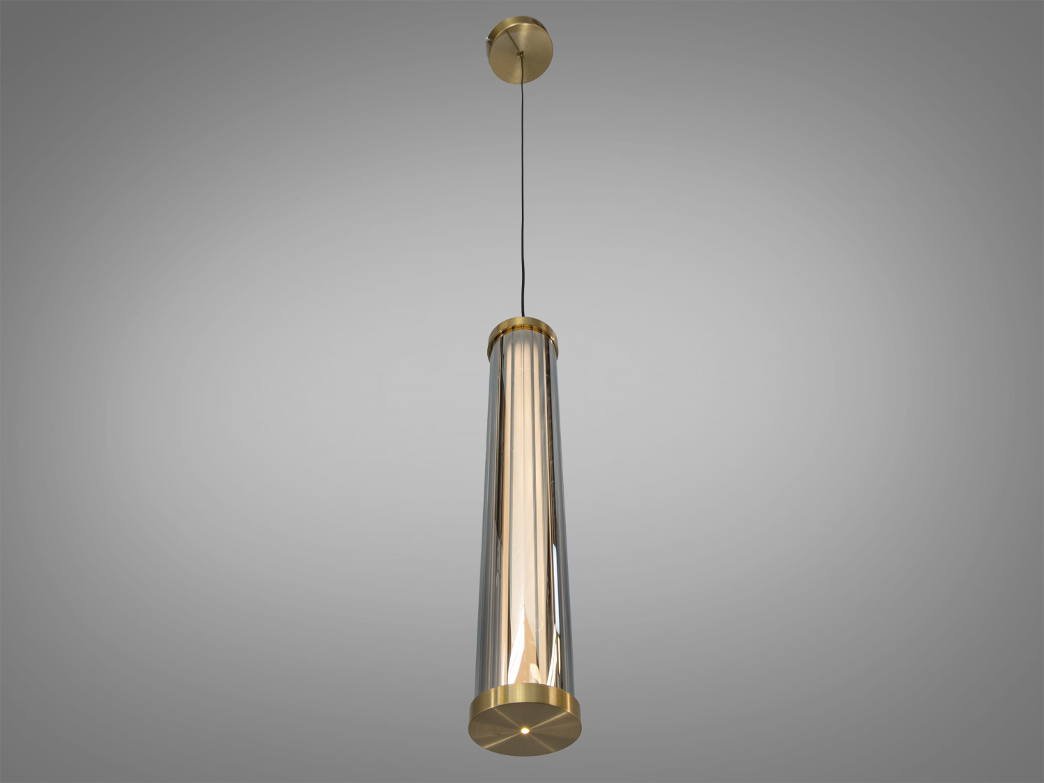 Підвісний світильник з конічним дизайном, виготовлений зі скла і металу, ідеальний для освітлення кухні або вітальні.