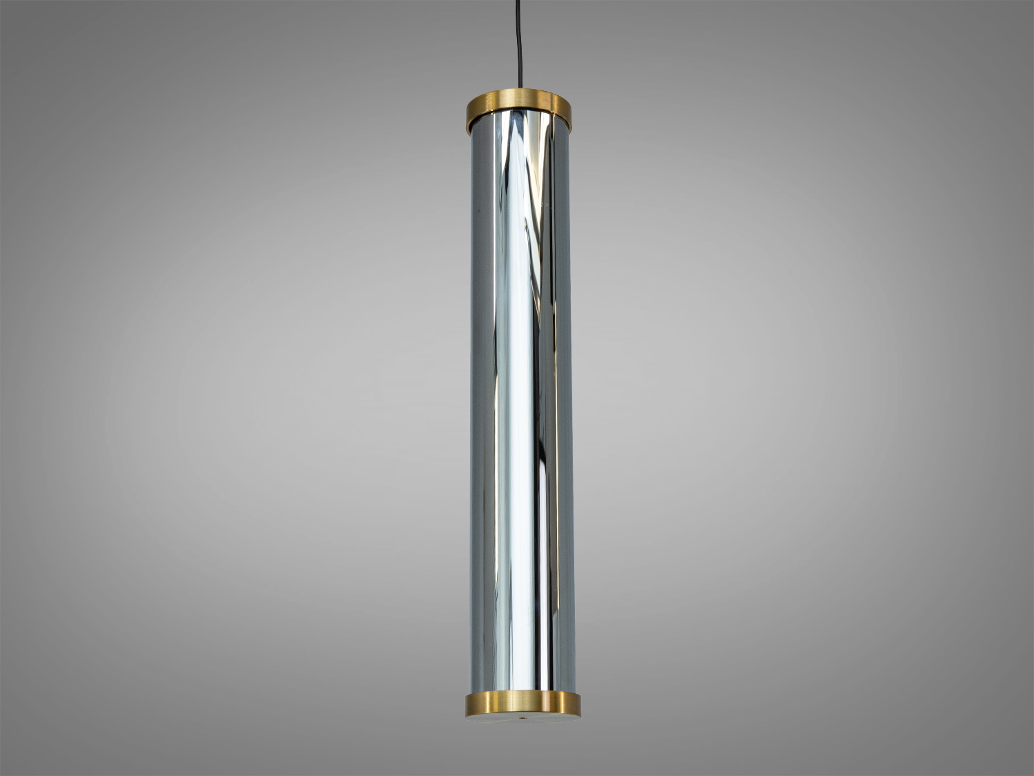 Вертикальний світильник з металевими акцентами, підходить для офісних приміщень, забезпечує рівномірне освітлення.