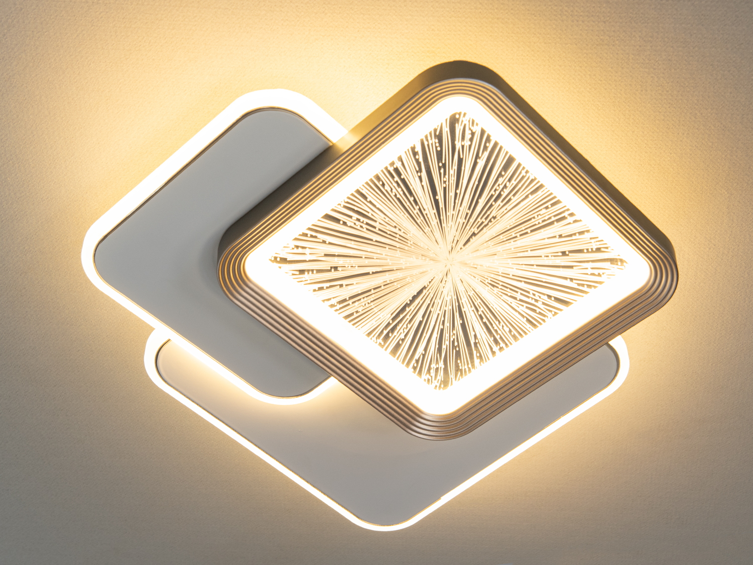 Глянцева поверхня світильника має білий колір у поєднанні з литим акрилом додає легкості конструкції, а мяке світіння на стелі підкреслює унікальність освітлювального пристрою. 