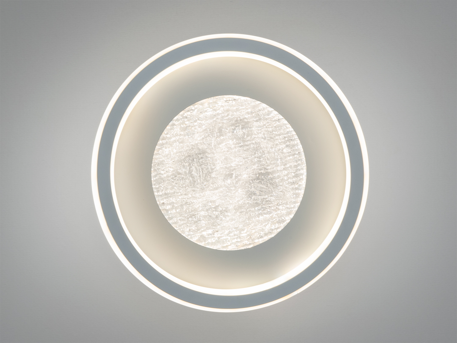 Світильник з центральним кристалічним елементом, біле світло, підходить для офісних приміщень, легкий монтаж.