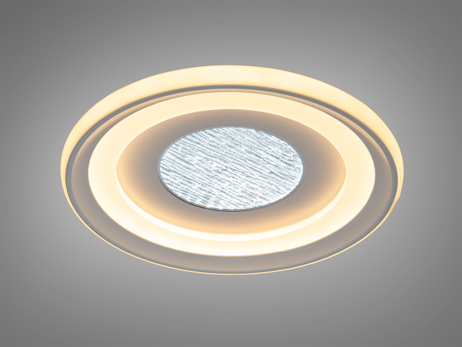 Круглий світильник з текстурованим центром, що випромінює тепле біле світло. Ідеально підходить для затишних житлових приміщень.