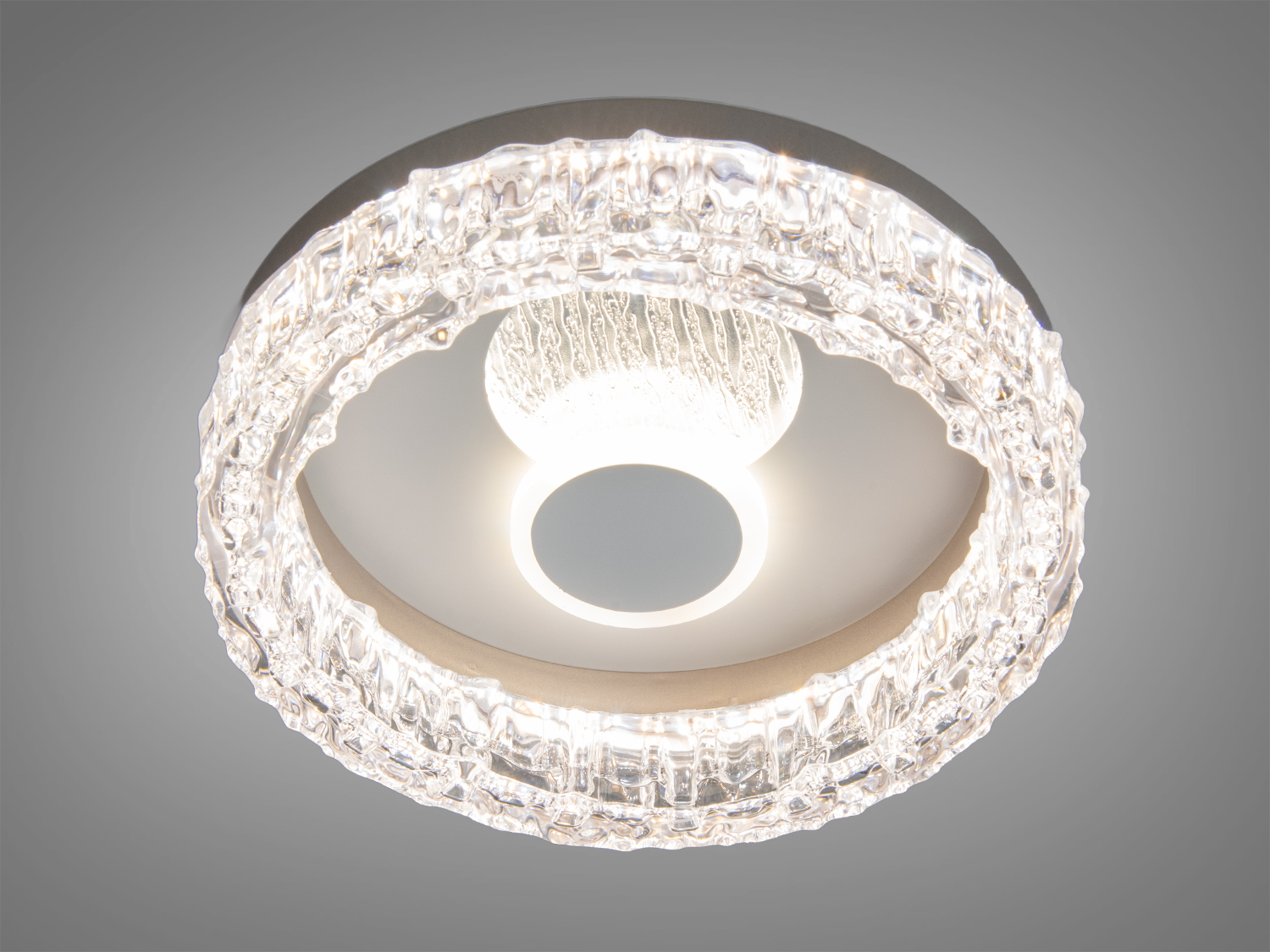 Стельова лампа з акриловим обідком, що має текстуру льоду. Центральний світлодіодний елемент надає яскраве освітлення.