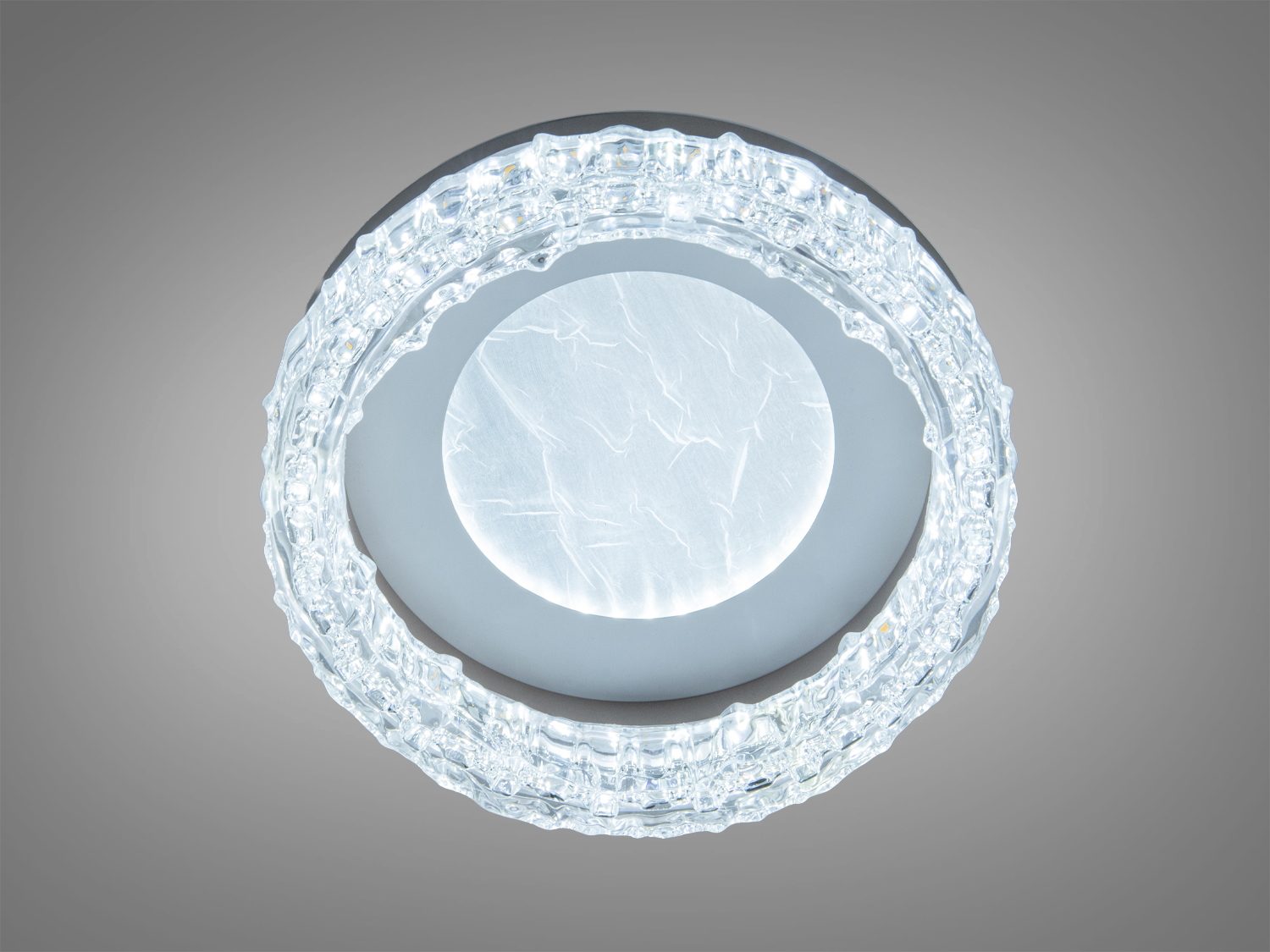 Люстра з холодним світлом, кругла форма, прозорий рельєфний обідок. Підходить для офісних приміщень.