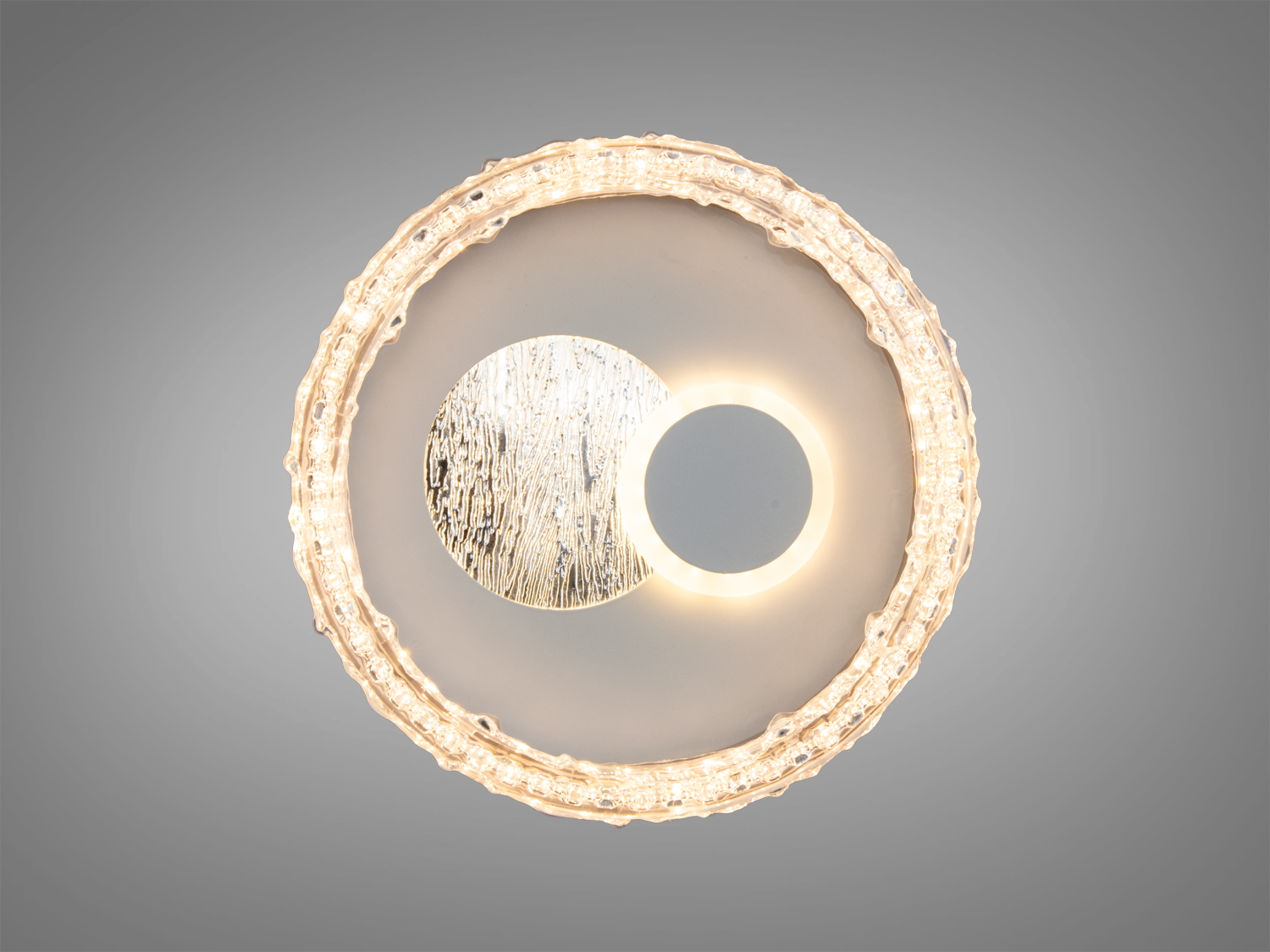 Стельова лампа з теплим світлом, що підходить для затишних кімнат. Має декоративне кільце з текстурою, що нагадує лід.