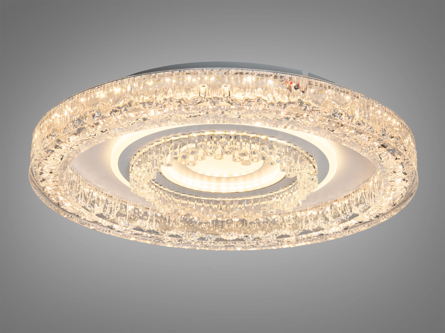Люстра з кришталевими деталями, що підкреслюють кільцеву форму. Випромінює тепле світло, ідеальна для спальні.