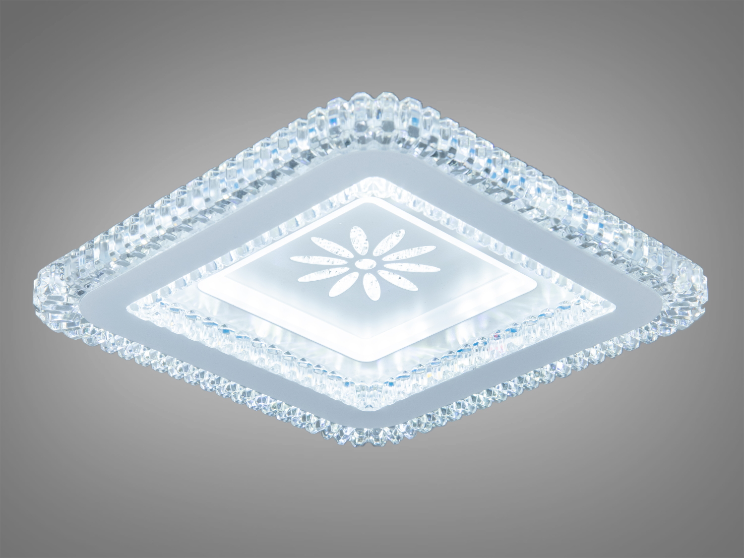 Світильник з прозорою кришталевою рамкою, що забезпечує яскраве освітлення. Ідеальний для сучасних інтер′єрів з акцентом на стиль.