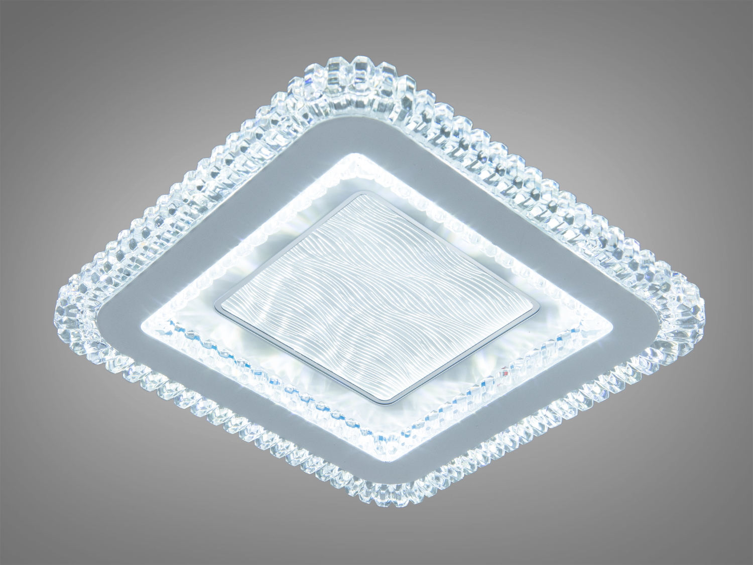 Квадратна лампа для стелі з хвилястим візерунком, оснащена прозорими краями, що підкреслюють сучасний стиль інтер’єру.