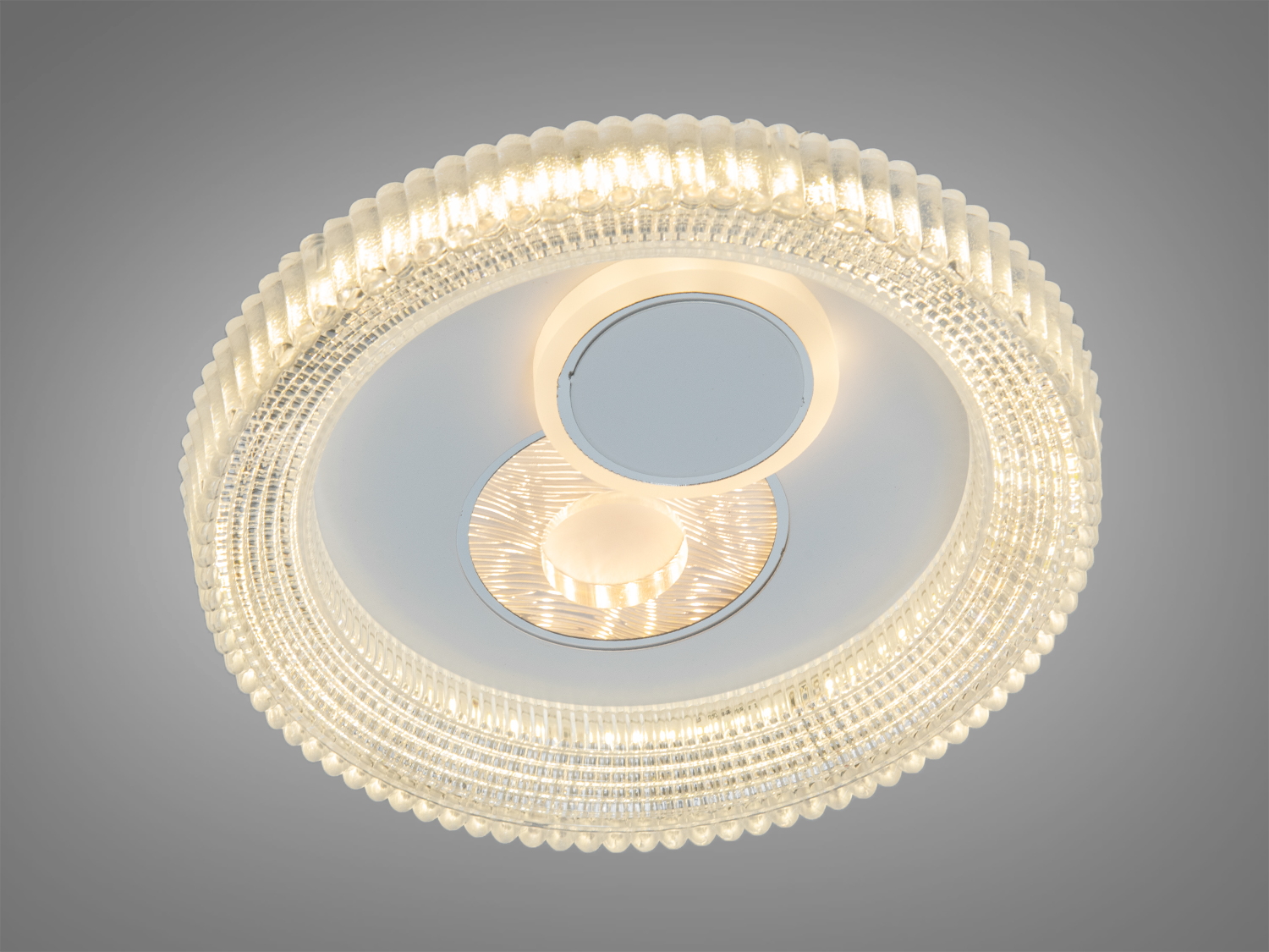 Світлодіодна лампа з прозорим обідком, підвісний монтаж, ідеальна для освітлення вітальні.