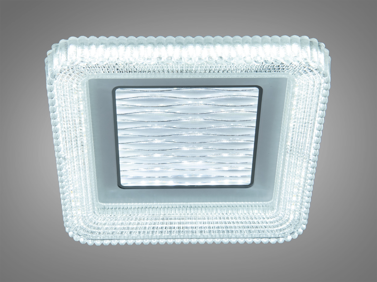 Світильник квадратної форми з прозорими краями, що додають елегантності, підходить для освітлення спальні.