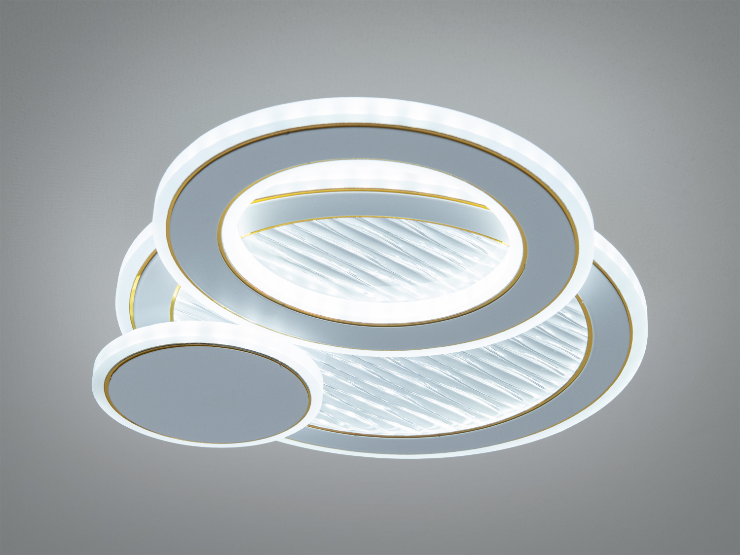 Стельовий світильник з білими кільцями, що випромінюють холодне світло. Ідеальний для офісних приміщень.