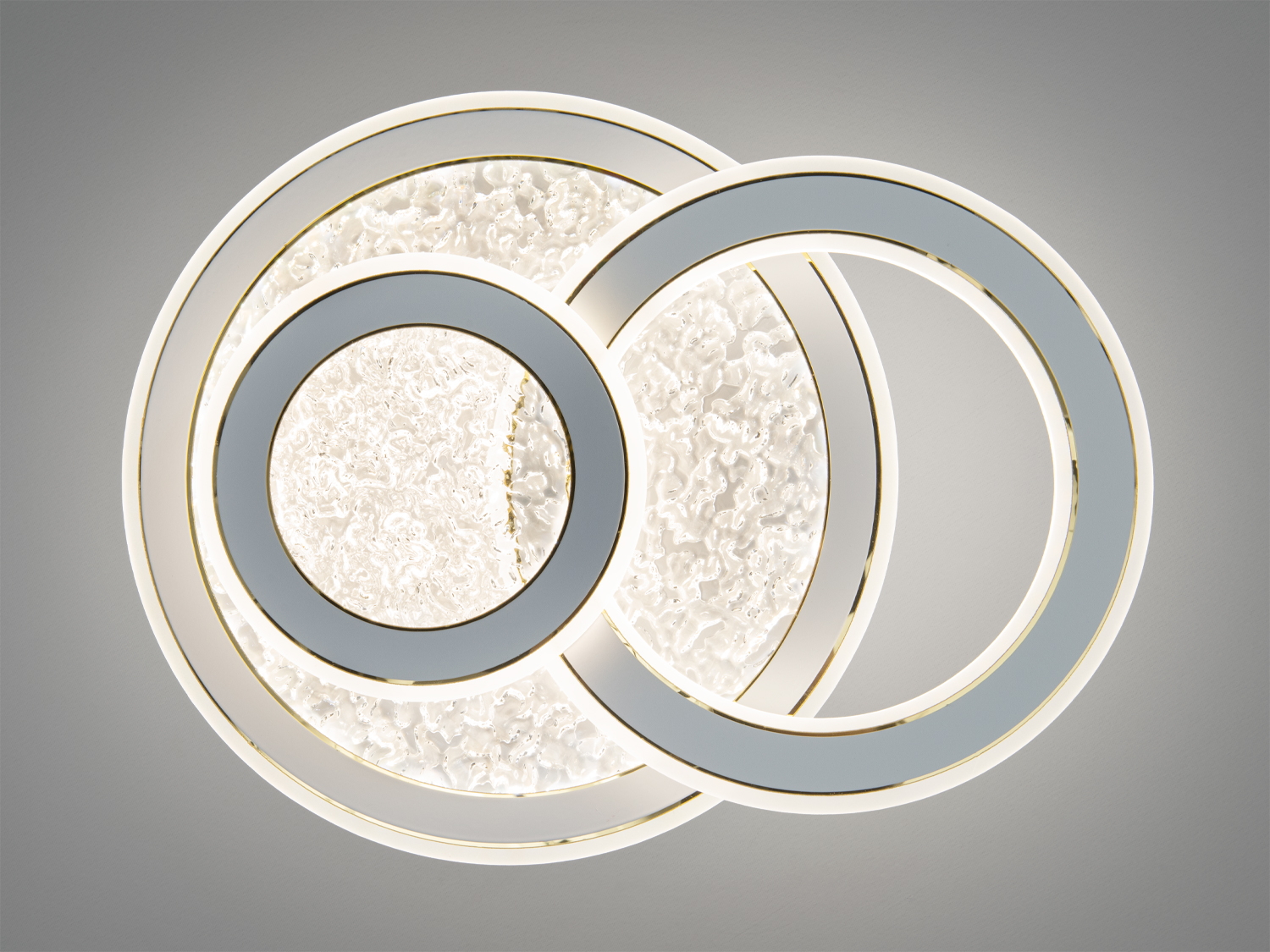 Стельовий світильник з трьома кільцями, виготовлений з прозорого матеріалу, підходить для офісних приміщень, забезпечує нейтральне освітлення.