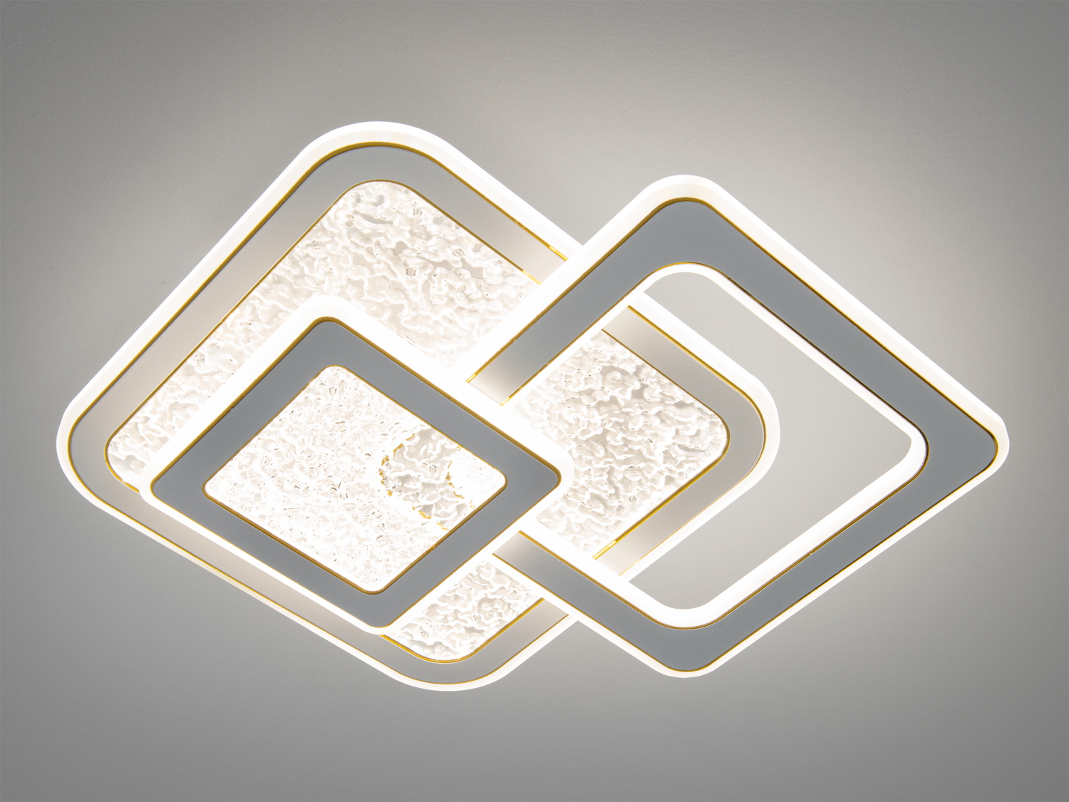 Підвісний світильник з квадратними рамками, що випромінюють яскраве світло. Підходить для офісів або віталень.