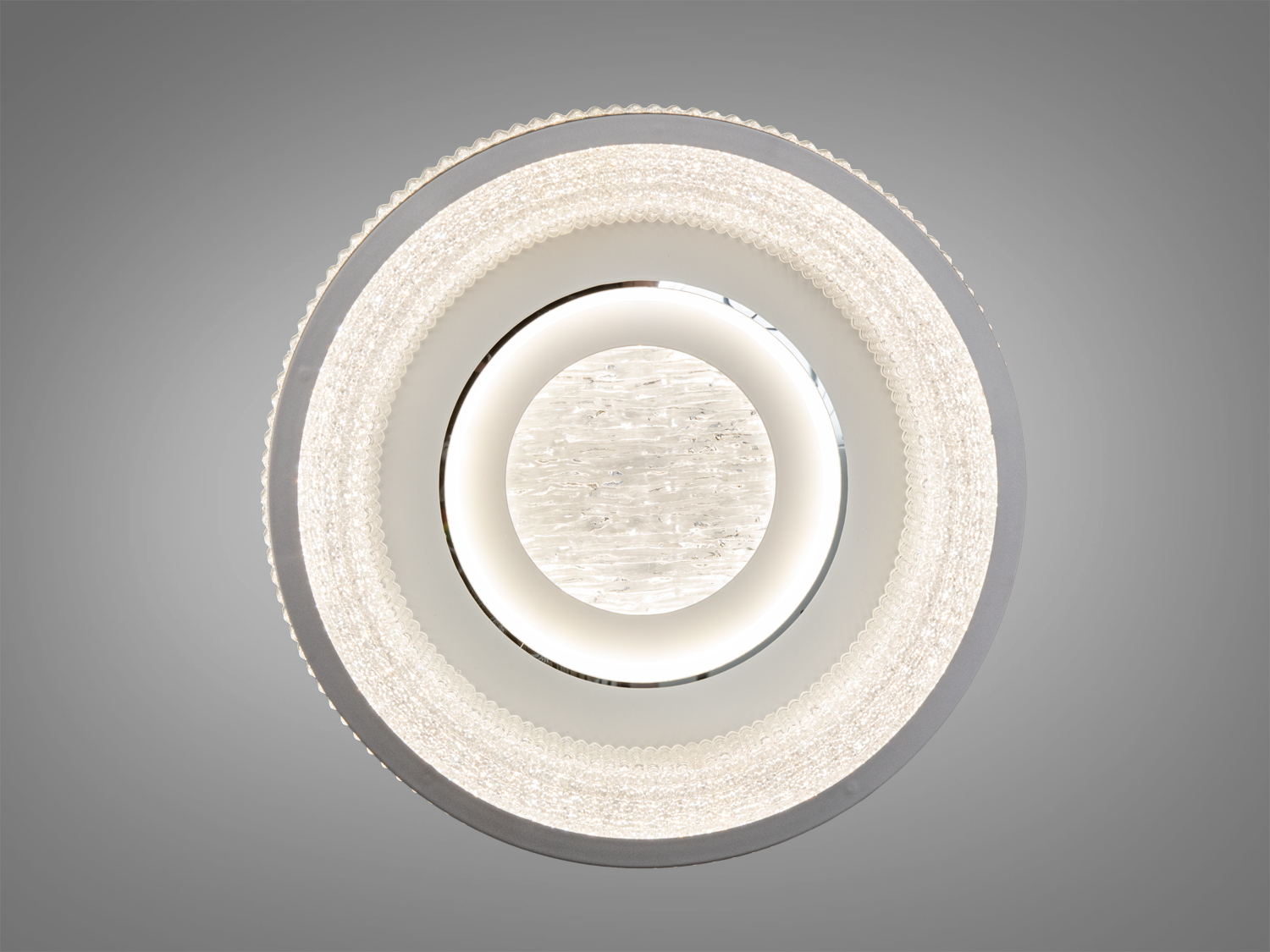 Стельовий світильник з центральним світлодіодним елементом, має рельєфний край.