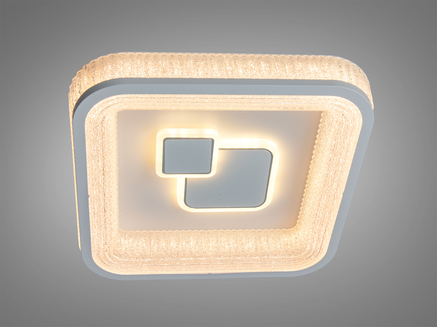 Світильник з теплим жовтим світлом, має круглу форму та декоративний квітковий візерунок, ідеальний для затишних приміщень.