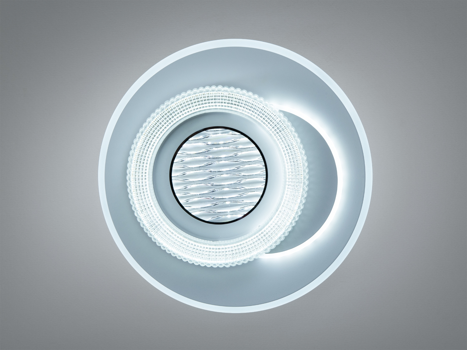 Стельова люстра з холодним світлом, круглої форми, з рельєфними скляними деталями для сучасного інтер′єру.