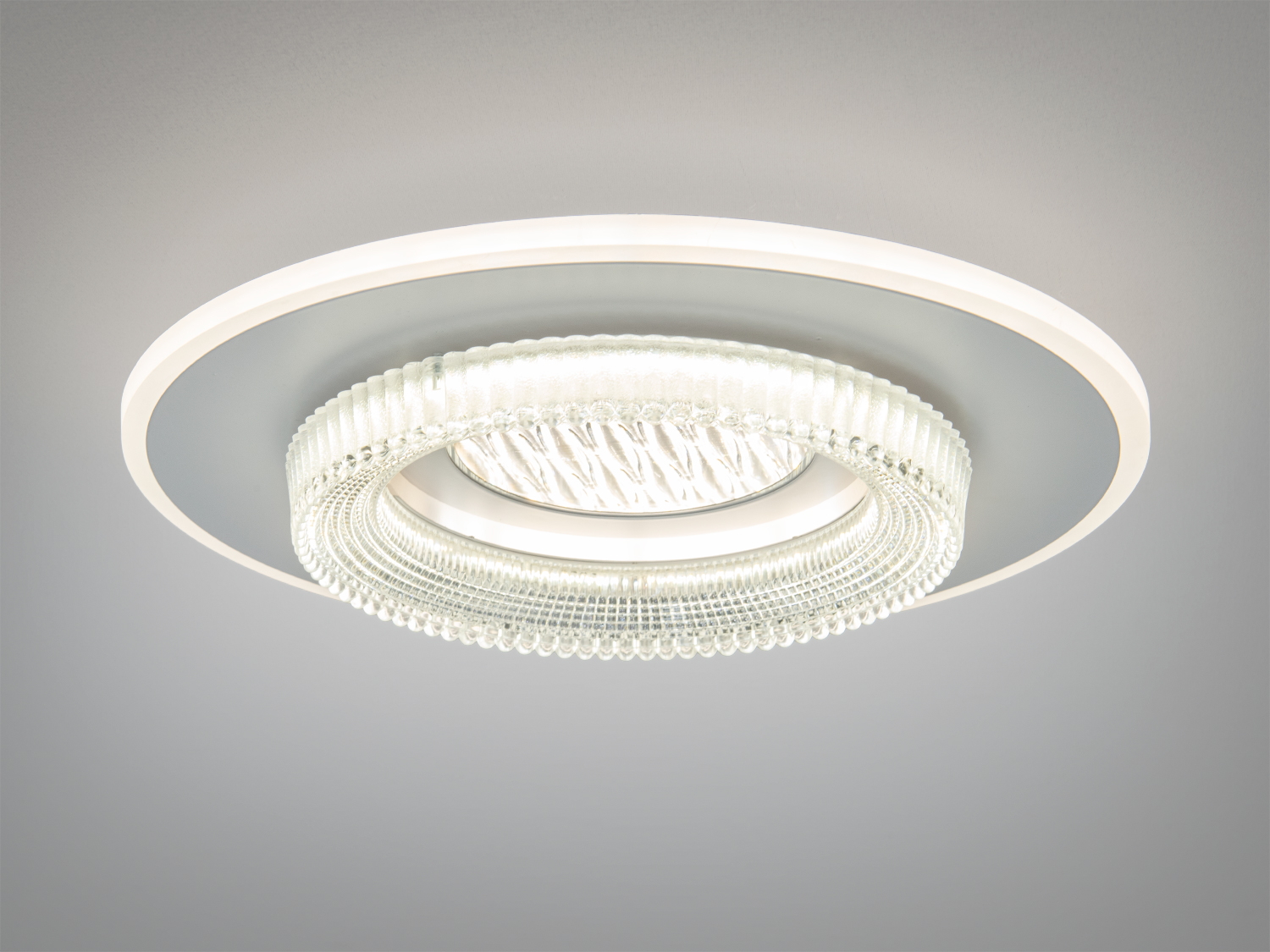 Кругла стельова люстра з нейтральним світлом, з гладкими скляними елементами, підходить для будь-якого інтер′єру.