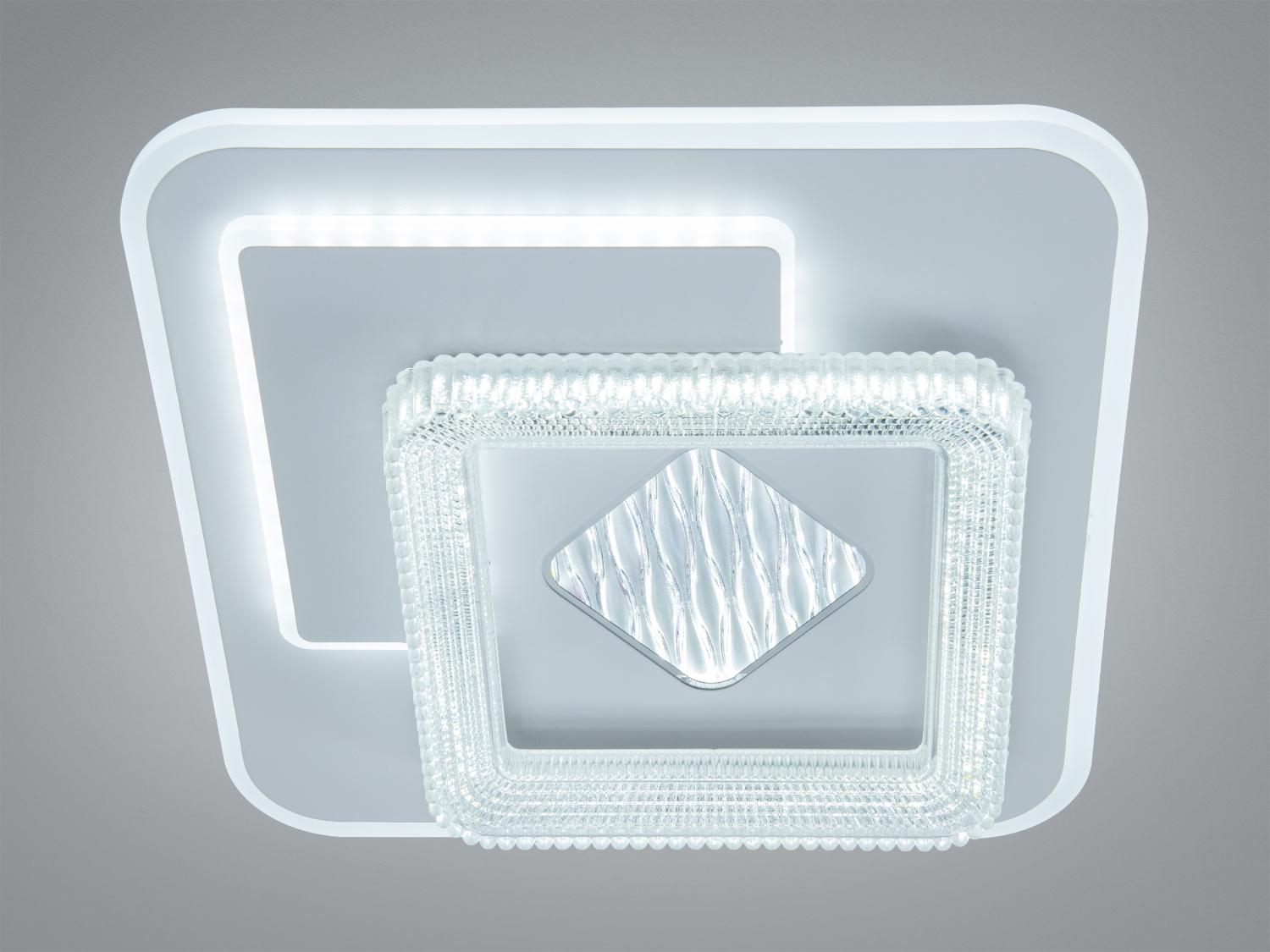 Світильник з білим обрамленням та прозорими кристалами, що відбивають світло. Ідеальний для мінімалістичного інтер′єру.