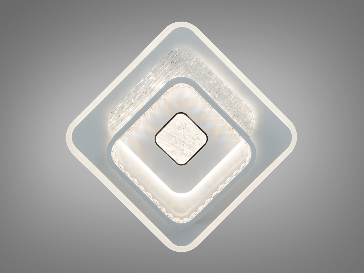 Стельовий світильник з двома квадратними рамками, що створюють об′ємний ефект. Використовується для загального освітлення вітальні або спальні.