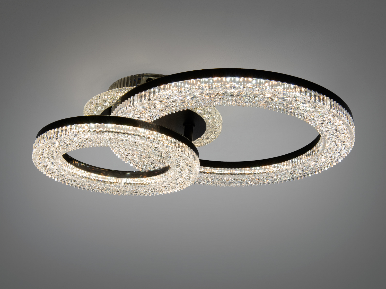 Стельовий світильник з двома кільцями, прикрашеними кришталем. Використовується для загального освітлення, має сучасний дизайн.