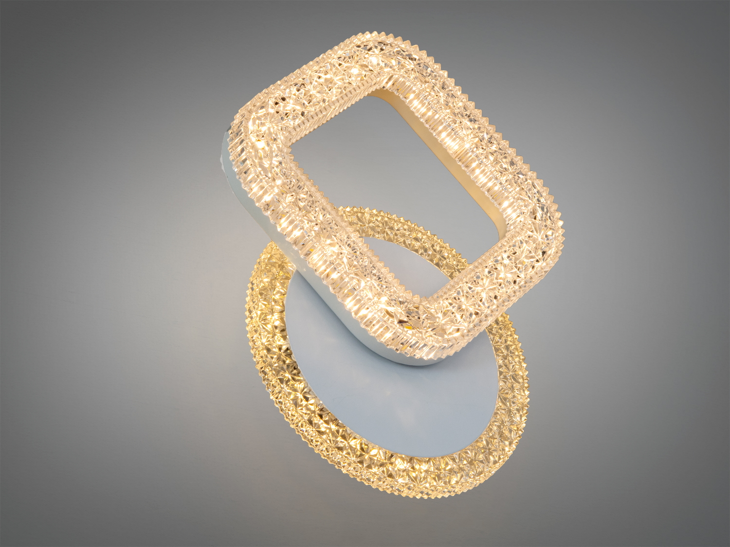 Настінний світильник з теплим жовтим світлом, квадратна форма з кристалічним оздобленням.