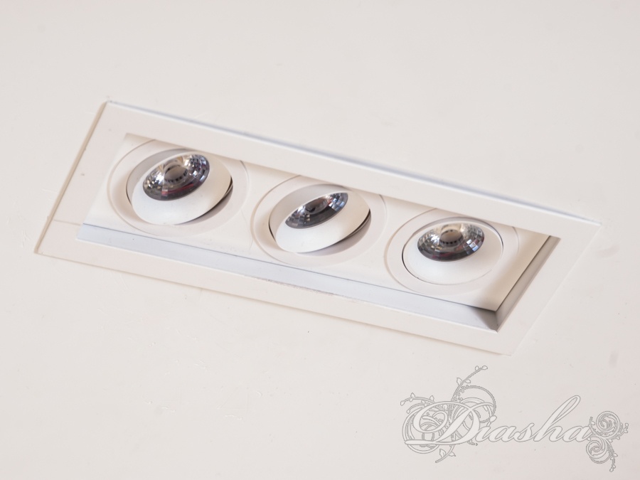 Алюмінієвий, поворотний, врізний, точковий світильник, три лампи, білий