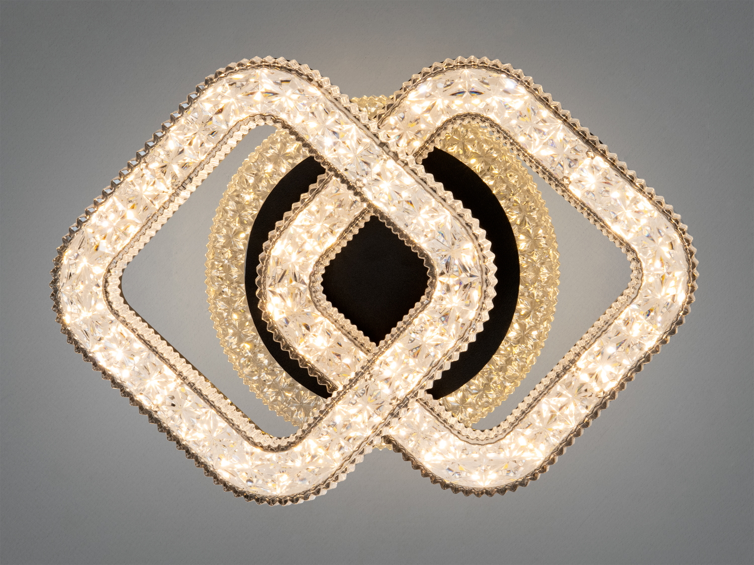 Стельовий світильник з двома переплетеними квадратними рамками, виконаний з кристалів. Ідеальний для монтажу у вітальні.