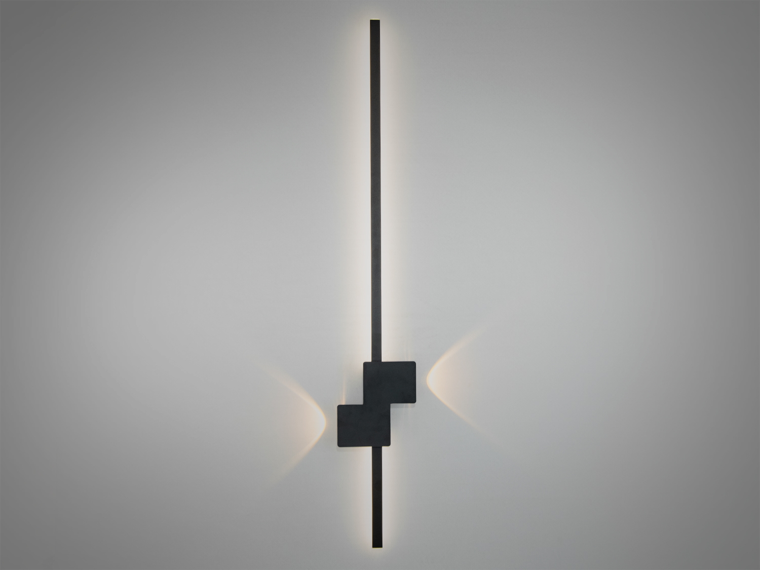 Лаконічний світильник з чорного металу, що створює атмосферне освітлення. Ідеальний для мінімалістичного інтер′єру.