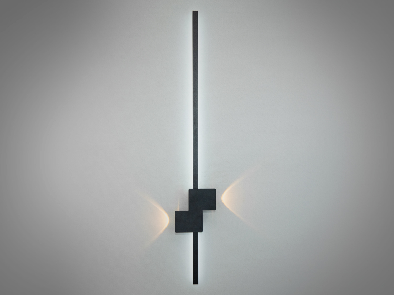 Стильний чорний світильник з вертикальною формою, що підкреслює сучасний дизайн. Підходить для офісних приміщень.