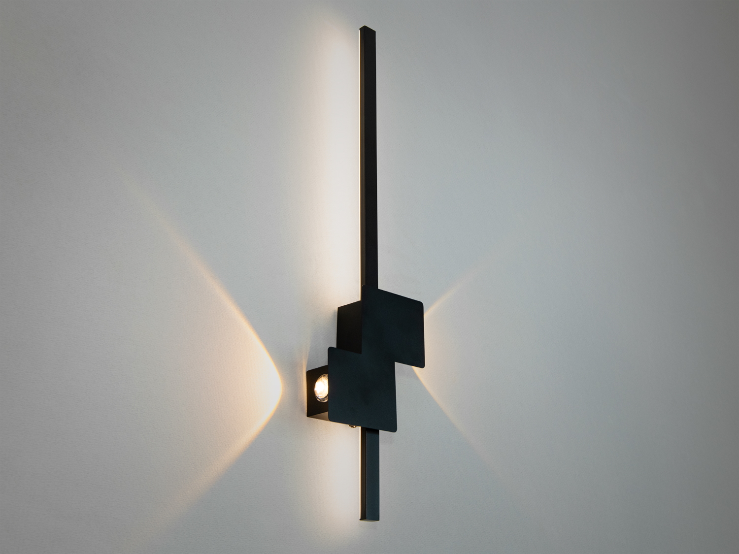 Чорний металевий світильник з вертикальною конструкцією та квадратним модулем, що підходить для сучасного інтер′єру.