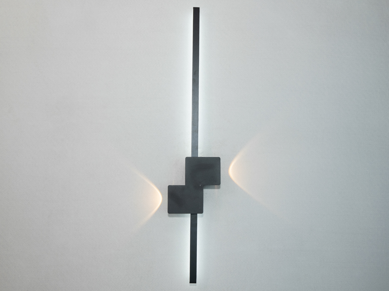 Настінний світильник з лаконічним дизайном, що підходить для мінімалістичних просторів. Використовує LED технологію для енергоефективності.