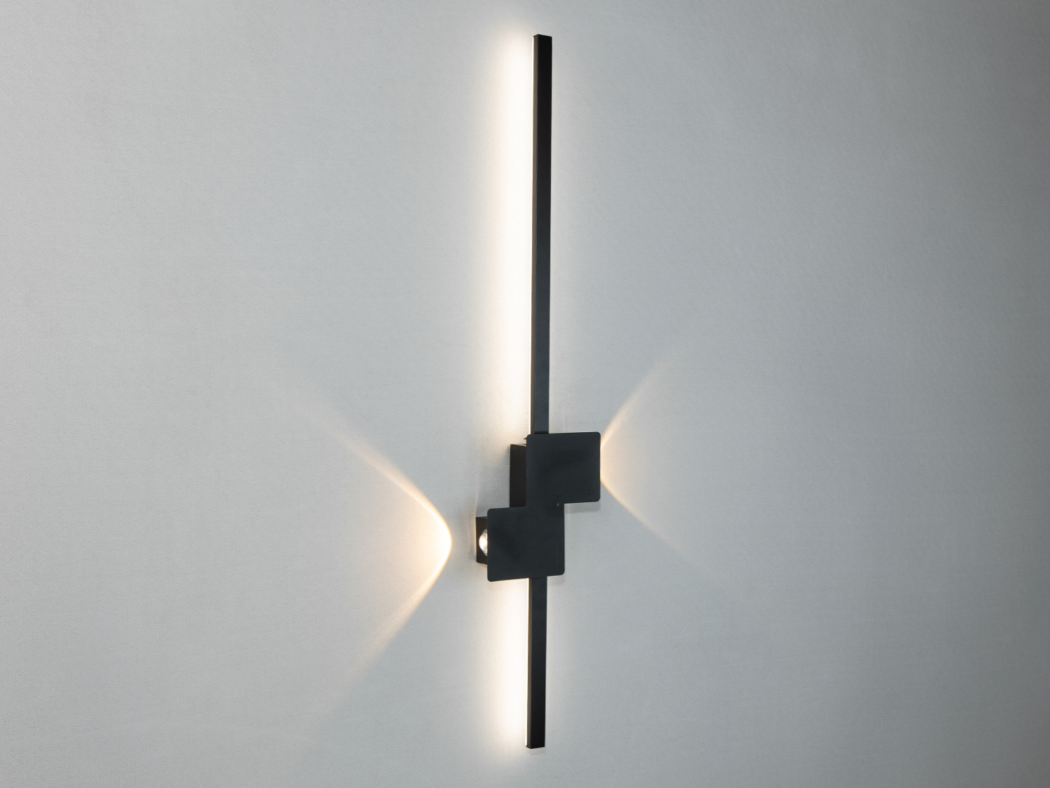 Оригінальний лінійний світлодіодний світильник на стіну, 25W. Це чудовий приклад зонального освітлення в сучасних інтерєрах, яке створює акценти й додає приміщенню стилю.