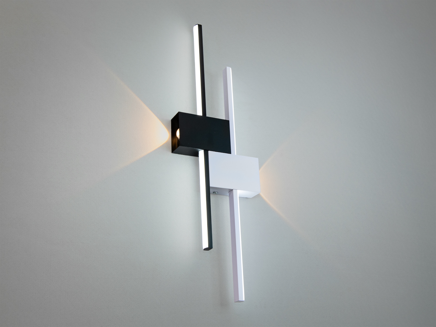 Стильний настінний світильник з контрастними чорними та білими елементами. Ідеально для мінімалістичного дизайну.