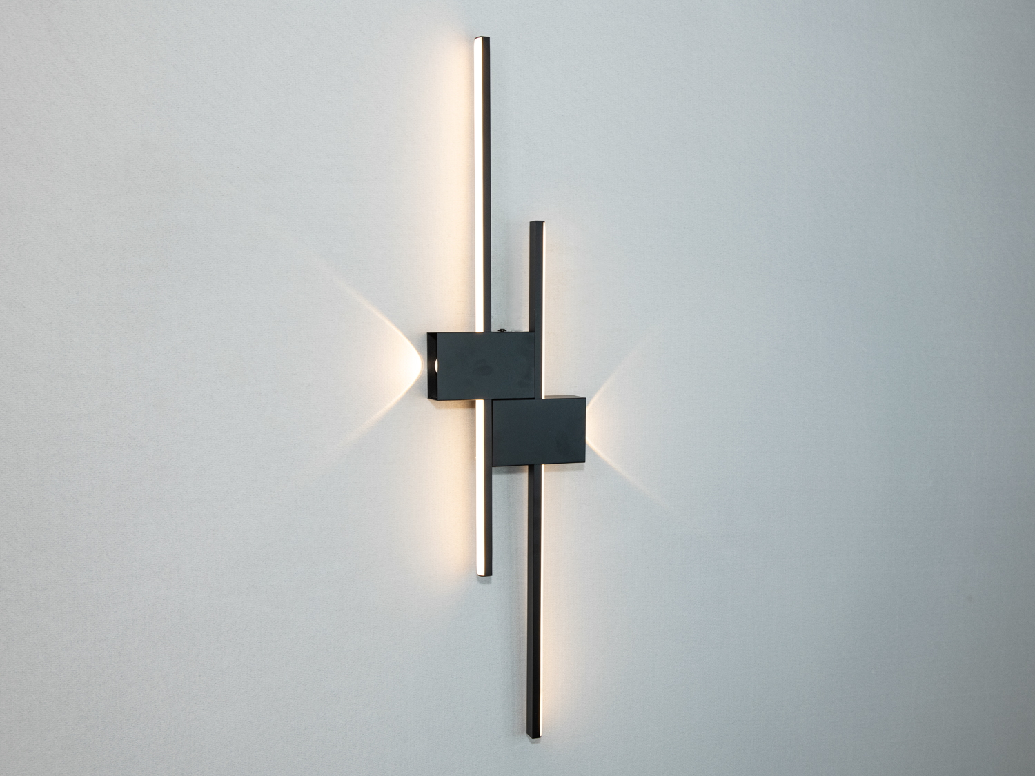 Сучасний настінний світильник з металевими елементами, що підходить для мінімалістичного інтер′єру.